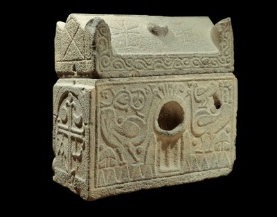 Sztuka rzymska: relikwiarz w formie sarkofagu znaleziony w Syrii. Paryż, Luwr autorstwa Roman Roman