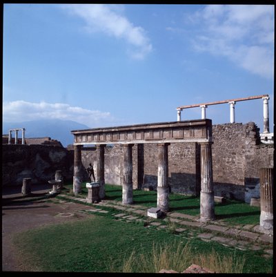 Sztuka rzymska: widok świątyni Apolla na stanowisku archeologicznym w Pompejach (IV wpne-II wpne) Włochy (sztuka rzymska: widok świątyni Apolla, Pompeje, IV wpne-II wpne, Włochy) autorstwa Roman Roman