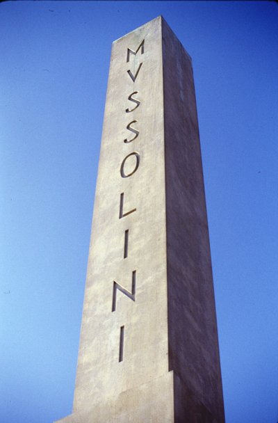 Rzym Foro Italico. Przegląd obelisku poświęconego Mussoliniemu. autorstwa Roman Roman