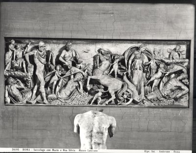 Sarkofag przedstawiający Marsa i Rhea Silvia (marmur) (zdjęcie czarno-białe) autorstwa Roman Roman