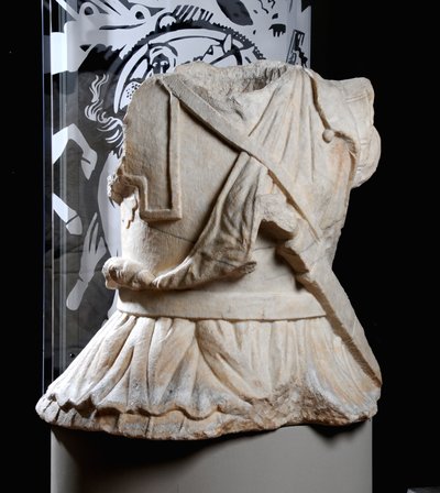 Wyrzeźbiony tors kawalerzysty (marmur) (patrz też 371176) autorstwa Roman Roman