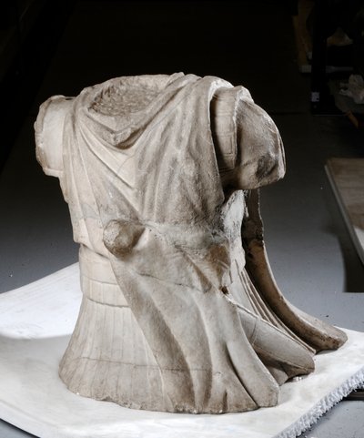 Wyrzeźbiony tors kawalerzysty z mocno znoszonym płaszczem (marmur) autorstwa Roman Roman