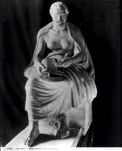 Siedzący filozof, głowa uważana za Demostenesa (384-322 pne) (dodana później) z willi Montalto-Negroni (marmur) (zdjęcie czarno-białe) autorstwa Roman Roman