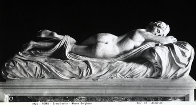 Śpiący hermafrodyta (marmur) (zdjęcie czarno-białe) autorstwa Roman Roman