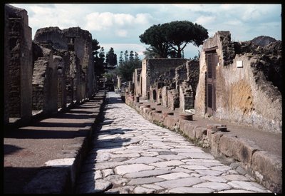 Ulica schodząca w kierunku kąpieliska, V wpne-I wne autorstwa Roman Roman