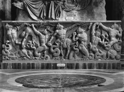 Giganci, fragment płaskorzeźby przedstawiający Arianę i gigantomachię (marmur) (zdjęcie czarno-białe) autorstwa Roman Roman