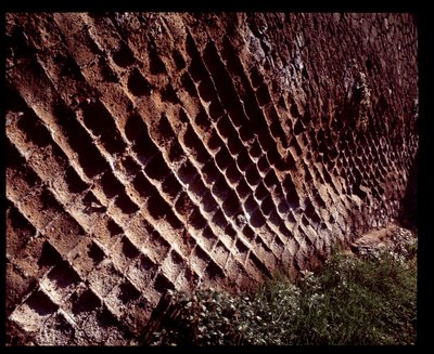 Widok murów zbudowanych techniką budowlaną opus reticulatum, V wiek pne-I wiek ne autorstwa Roman Roman