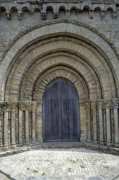 XII-wieczny kościół z ładną fasadą Poitevine (styl romański). Chaize-Giraud w Vendée (85). autorstwa Romanesque