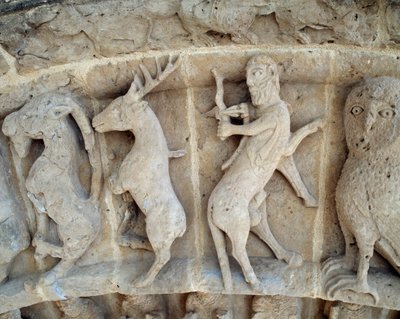 Strzelec. Detal rzeźby portalu południowego autorstwa Romanesque