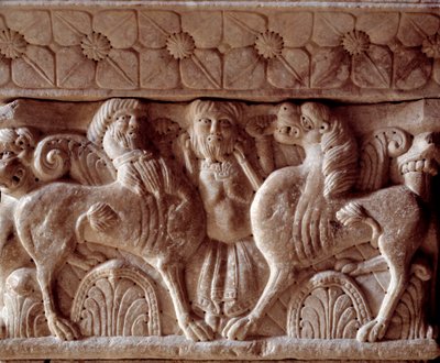 Centaur i lew, rzeźbiona głowica na trybunie Zakonu autorstwa Romanesque