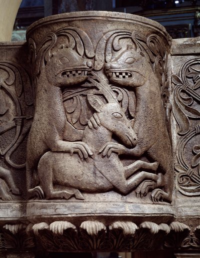 Walczące zwierzęta, fragment ambony ambony, płaskorzeźba autorstwa Romanesque