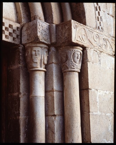 Stolice kościoła autorstwa Romanesque