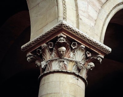 Rzeźbiony kapitał autorstwa Romanesque