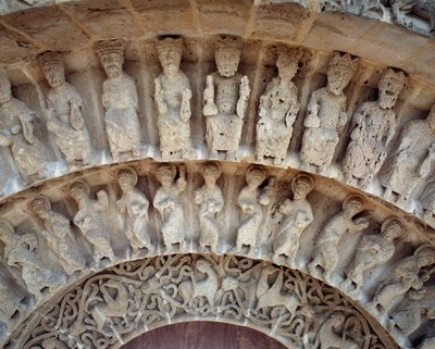 Detal rzeźby portalu południowego autorstwa Romanesque