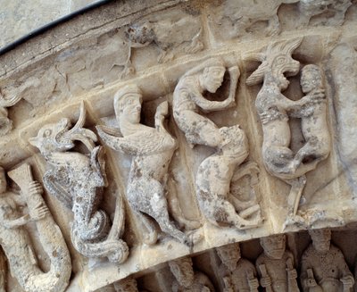 Detal rzeźby portalu południowego autorstwa Romanesque