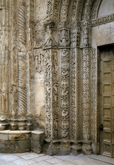 Fragment elewacji lewa strona portalu bazyliki, początek XII w. (zdjęcie) autorstwa Romanesque