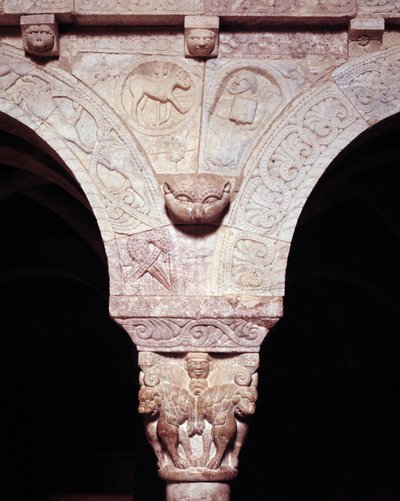 Szczegół baranka bożego i symbol ewangelisty Łukasza wyrzeźbiony na trybunie klasztoru autorstwa Romanesque