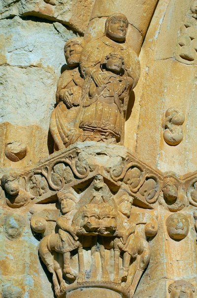 Fasada kościoła Saint Maria de Covet, Isona, Hiszpania, fragment kapitału autorstwa Romanesque