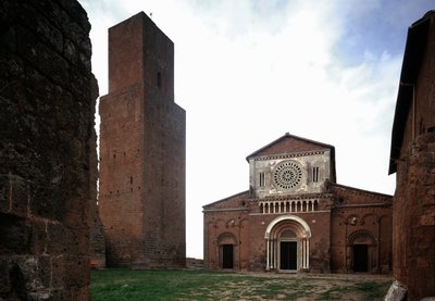Fasada i wieża kościoła św Piotra (san Pietro), zbudowana około 1250 i odrestaurowana w 1870, Tuscania, Włochy autorstwa Romanesque
