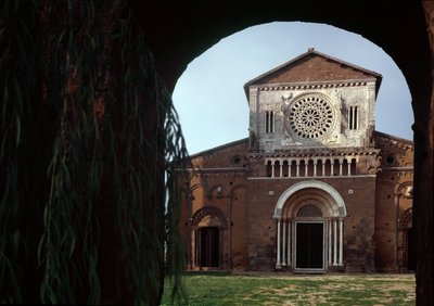 Fasada kościoła św Piotra (san Pietro), zbudowana około 1250 i odrestaurowana w 1870, Tuscania, Włochy autorstwa Romanesque
