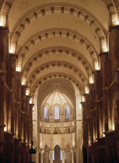 Wnętrze katedry w Vezelay autorstwa Romanesque