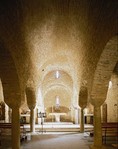 Widok wnętrza opactwa autorstwa Romanesque