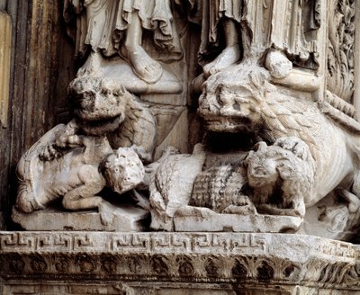 Potwory. Rzeźbione wsparcie kolumny autorstwa Romanesque