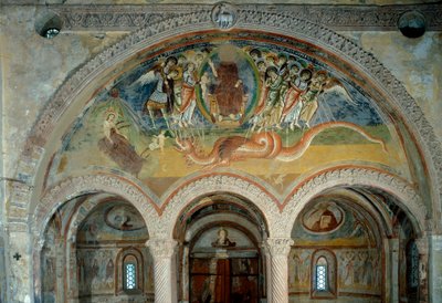 Przedstawienie Apokalipsy: aniołowie przebijają strzałami potwora o siedmiu głowach autorstwa Romanesque