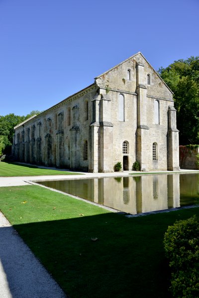 Architektura romańska: widok zewnętrzny kuźni opactwa cystersów w Fontenay, Burgundia, koniec XII wieku (opactwo Fontenay, Burgundia, Francja: kuźnia, koniec XII wieku) autorstwa Romanesque