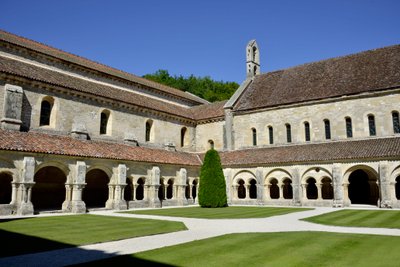 Architektura romańska: widok na krużganek i zabudowania opactwa cystersów w Fontenay, Burgundia autorstwa Romanesque