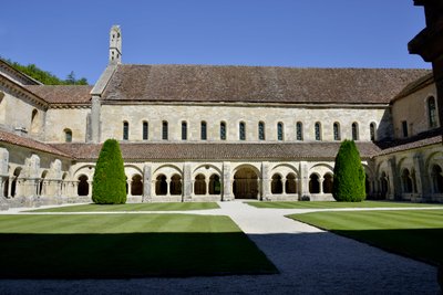 Architektura romańska: widok na krużganek i zabudowania opactwa cystersów w Fontenay, Burgundia autorstwa Romanesque