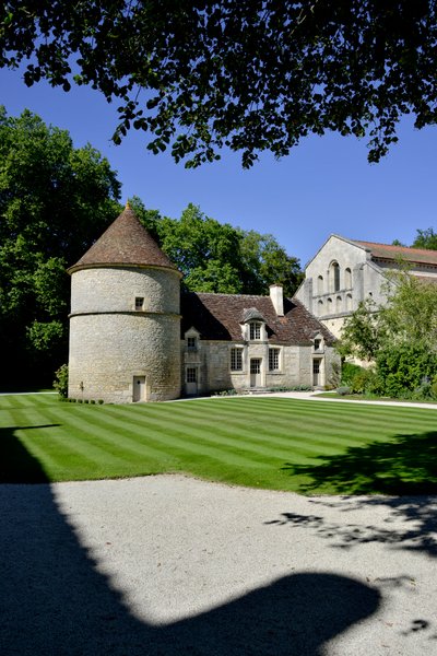 Architektura romańska: widok na gołębnik i budę opactwa cystersów Fontenay, Burgundia autorstwa Romanesque