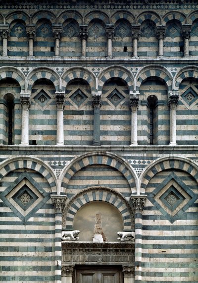Sztuka romańska: detal polichromowanej fasady autorstwa Romanesque