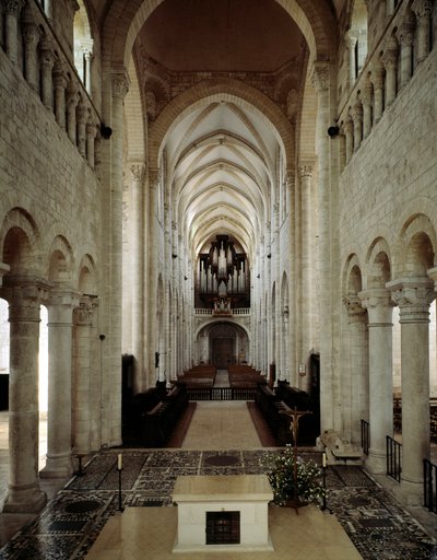 Sztuka romańska: widok wnętrza bazyliki Saint Benoit sur Loire (Loiret) zbudowanej między XI a XIII wiekiem. autorstwa Romanesque