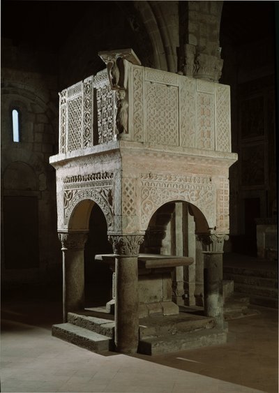 Sztuka romańska: ambona kościoła ozdobiona marmurem i płaskorzeźbami, kościół św. Marii Maggiore (Toskania, Włochy) autorstwa Romanesque