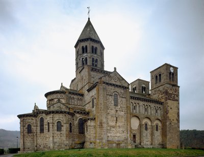 Sztuka romańska: widok kościoła Saint-Nectaire (XII w.). autorstwa Romanesque