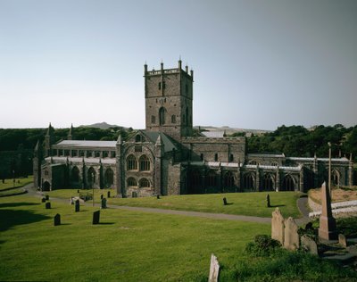 Sztuka romańska: widok kościoła św. Dawida zbudowanego między VI a XII wiekiem. Święty Dawid, Walia, Anglia autorstwa Romanesque