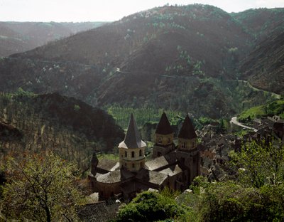 Sztuka romańska: widok kościoła opactwa Sainte Foy (Sainte-Foy) w Conques autorstwa Romanesque