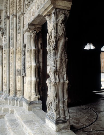 Trumeau (rzeźbiony autorstwa Romanesque