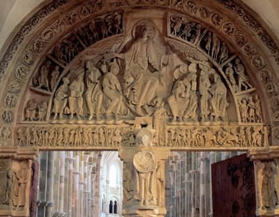 Tympanon bazyliki Vezelay przedstawiający Chrystusa w majestacie (w mandorli przedstawiony jest Jezus Chrystus w chwale) XII wiek. Bazylika Vezelay autorstwa Romanesque