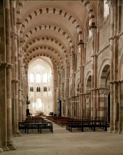 Opactwo Vezelay (89), nawa bazyliki Santa Maria Magdalene. XII wiek. autorstwa Romanesque