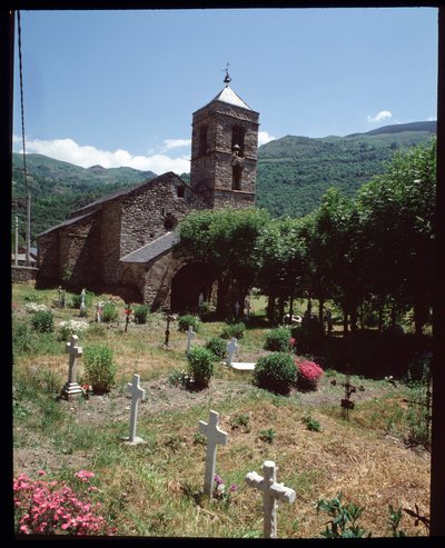 Widok kościoła i cmentarza (zdjęcie) autorstwa Romanesque