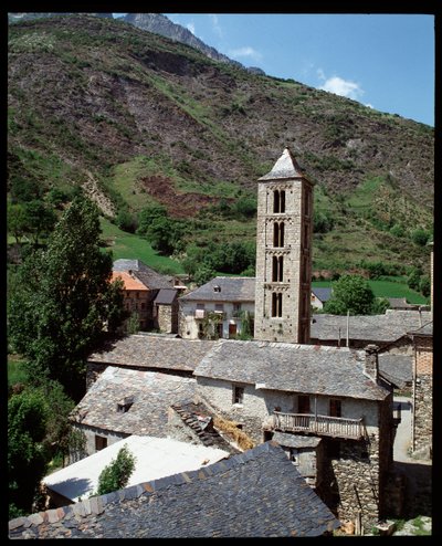 Widok kościoła z dzwonnicą autorstwa Romanesque