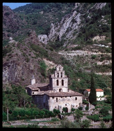 Widok kościoła z dzwonnicą autorstwa Romanesque