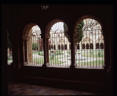 Widok na krużganek katedry Sainte Thecle (Sainte-Thecle) w Tarragona autorstwa Romanesque