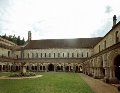 Widok krużganka opactwa cysterskiego założonego w XII wieku. autorstwa Romanesque