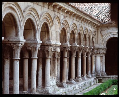 Widok na krużganek Królewskiego Klasztoru Las Huelgas de Burgos autorstwa Romanesque