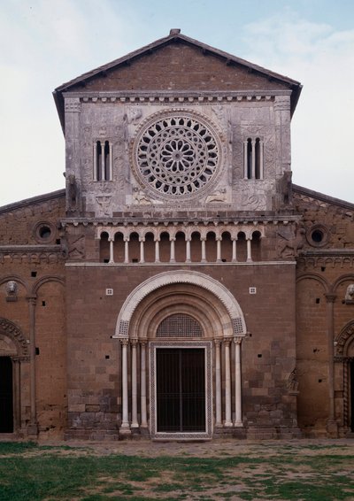 Widok fasady kościoła San Pietro (ok. 1250, restauree 1870) Tuscania, włochy (Fasada kościoła św Piotra (san Pietro), zbudowana ok. 1250 i odrestaurowana w 1870, Tuscania, Włochy) autorstwa Romanesque