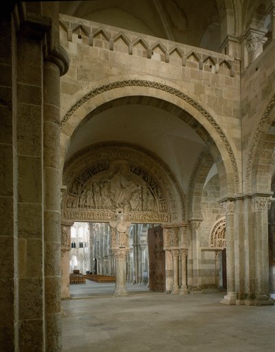 Widok na narteks i środkową błonę bębenkową przedstawiające misję apotrów. Bazylika Santa Maria Magdalene (Sainte Marie Madeleine (1096-1106), Vezelay, Yonne autorstwa Romanesque