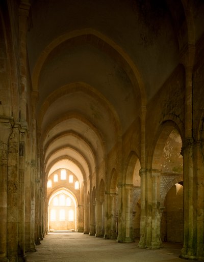 Widok na nawę kościoła opactwa cysterskiego założonego w XII wieku. autorstwa Romanesque